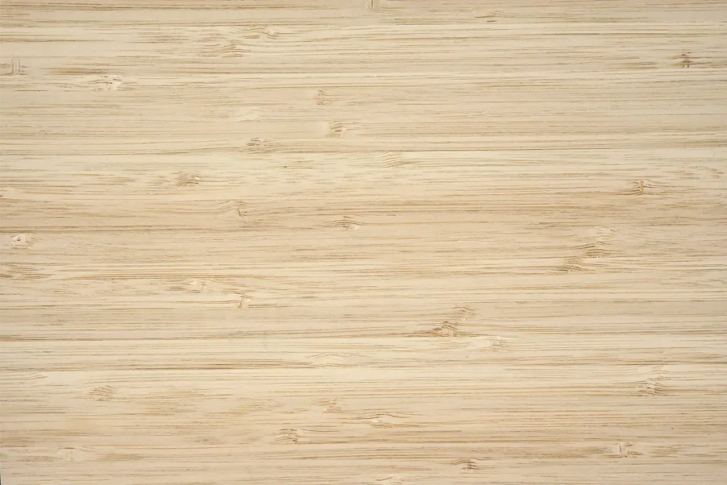 Feuille de placage de bambou naturel sur quartier montrant une texture fine et régulière
