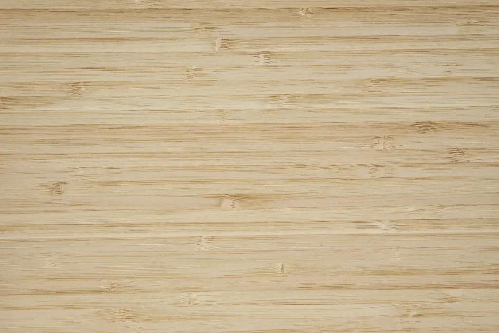 Placage de bambou naturel sur quartier avec une texture structurée et homogène