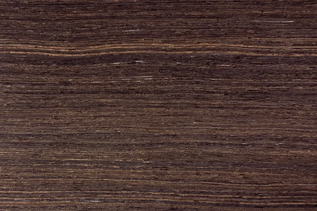 Placage de bois de chêne blanc fumé LINEA, aspect reconstitué à partir de chêne véritable, brun moyen à foncé avec nuances fumées et veinage marqué