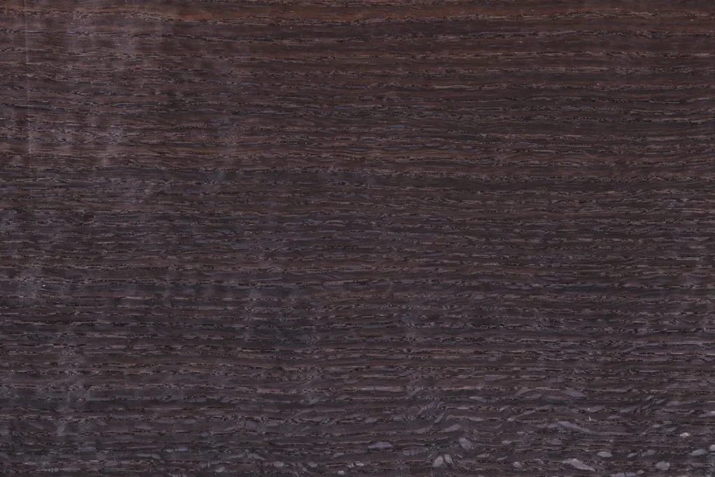 Placage de chêne blanc fumé sur rive avec une texture régulière et un rendu contemporain