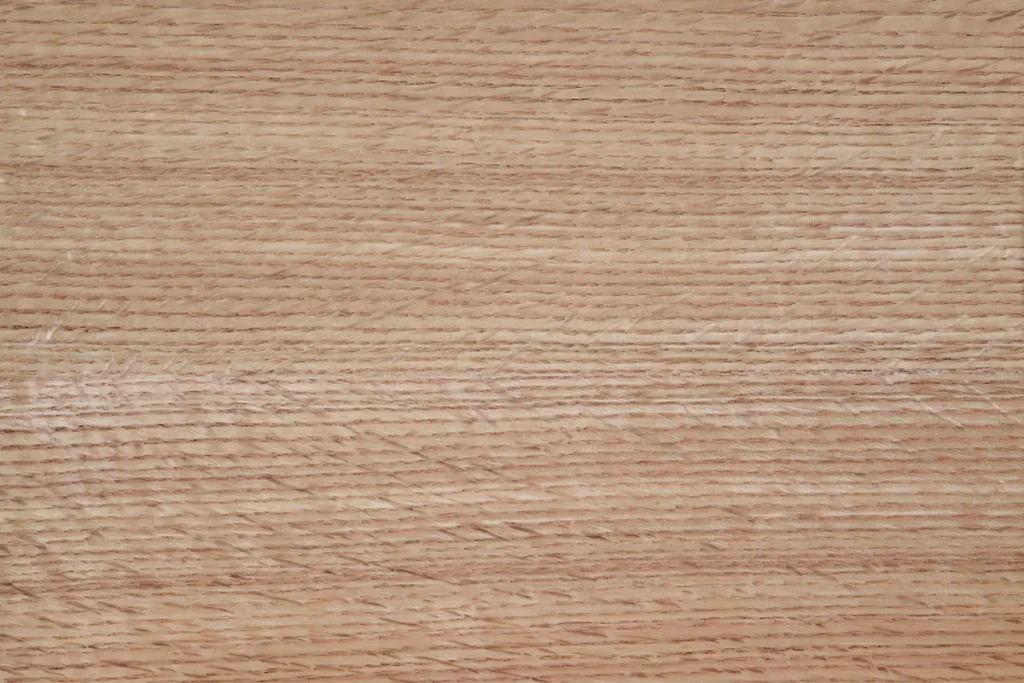 Placage de chêne blanc sur quartier avec un grain fin et une texture homogène