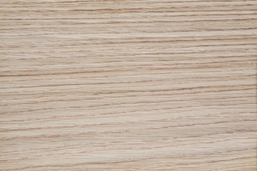 Placage de chêne blanc sur rive avec un grain linéaire très uniforme