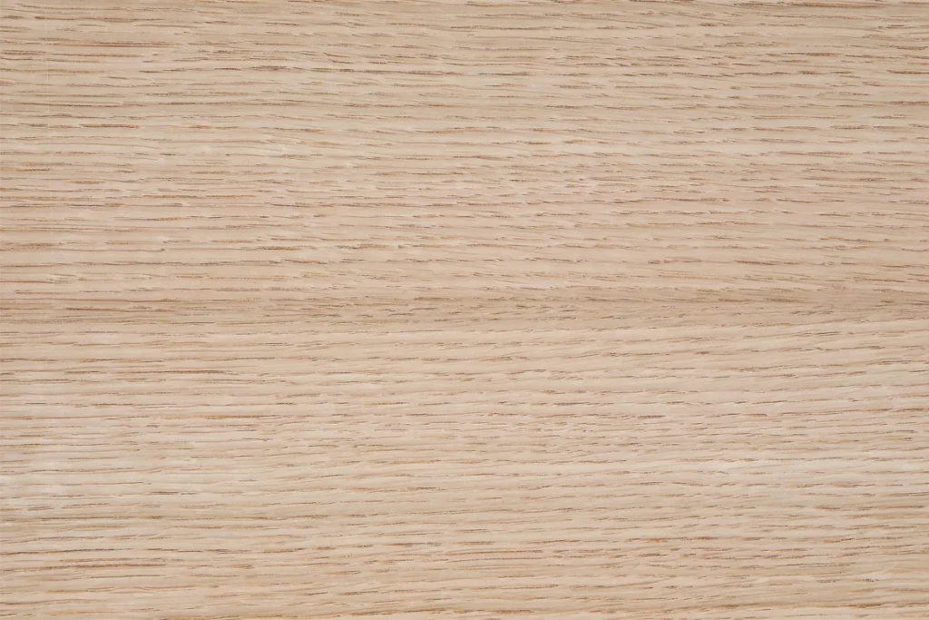Placage de chêne blanc sur rive avec une texture régulière et un rendu épuré