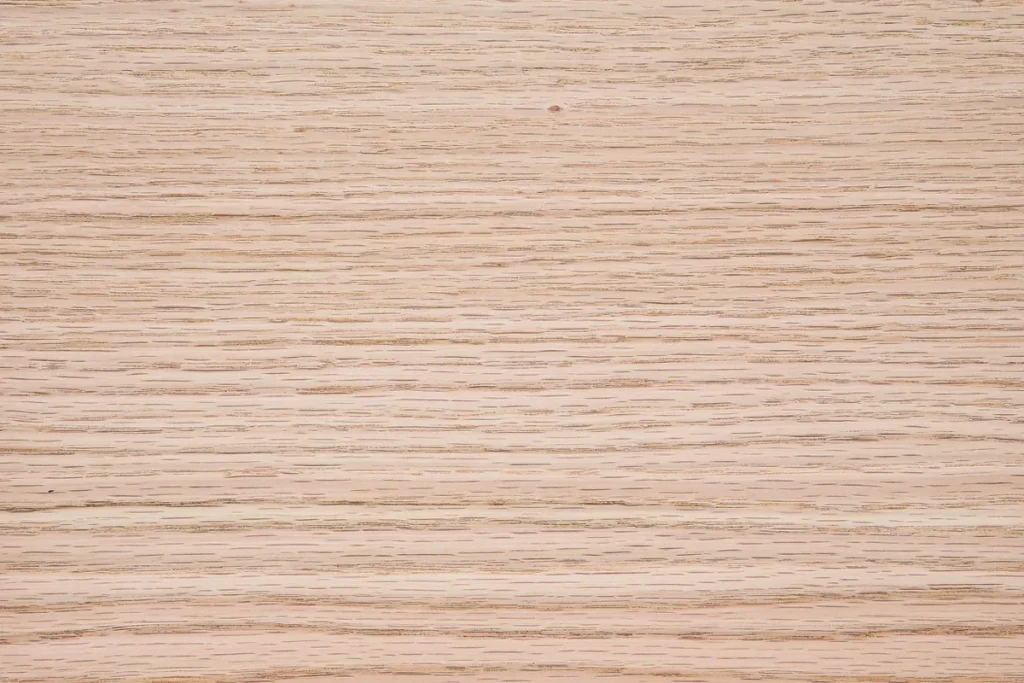 Placage de chêne rouge sur rive avec un grain linéaire et régulier