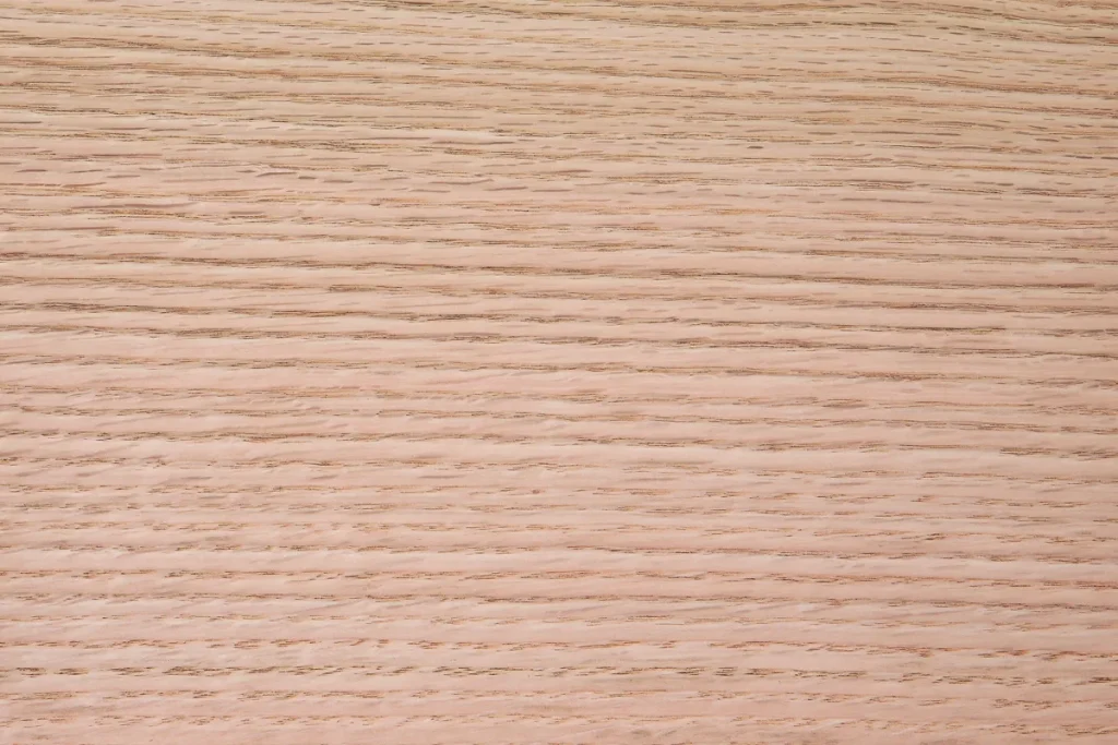 Placage de chêne rouge sur rive avec un veinage droit et une texture fine