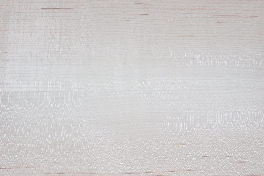 Maple veneer quarter cut with fine and consistent grain