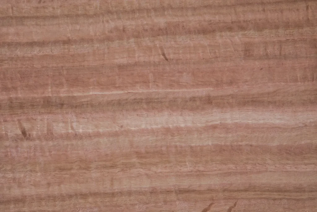 Placage de bois Eucalyptus figuré sur quartier avec variations de grain et mouvement naturel