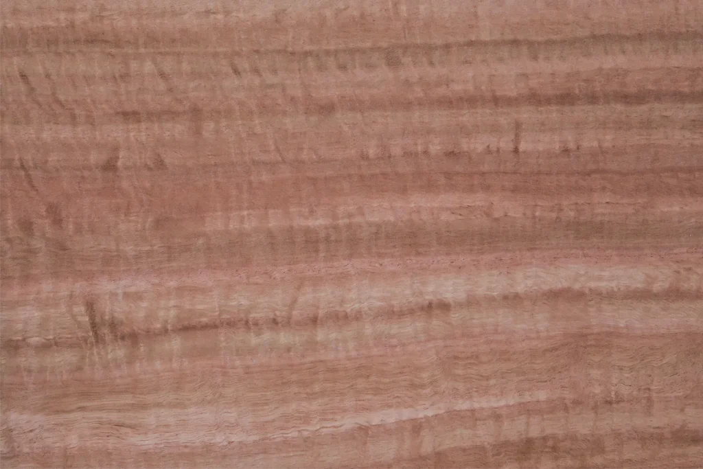 Placage de bois Eucalyptus figuré sur quartier avec structure linéaire animée et nuances chaudes