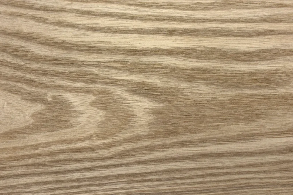 Placage de bois de frêne brun flat cut avec grain naturel et nuances brunes