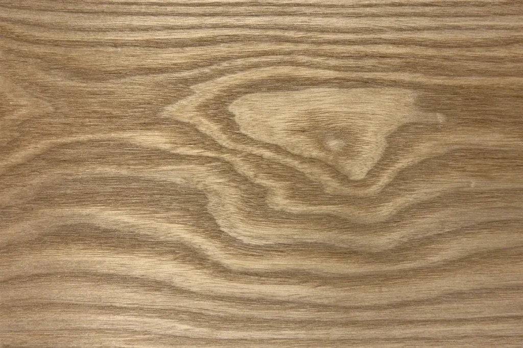 Placage de bois de frêne brun flat cut présentant un motif naturel expressif