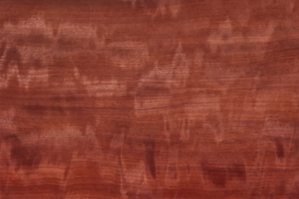 Placage de bois Makoré figuré sur quartier avec effet dense et variations nuageuses rouge brun