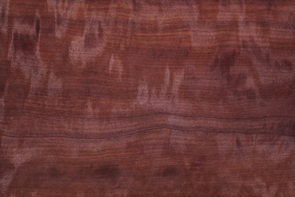 Placage de bois Makoré figuré sur quartier avec contraste marqué et veinage légèrement ondé
