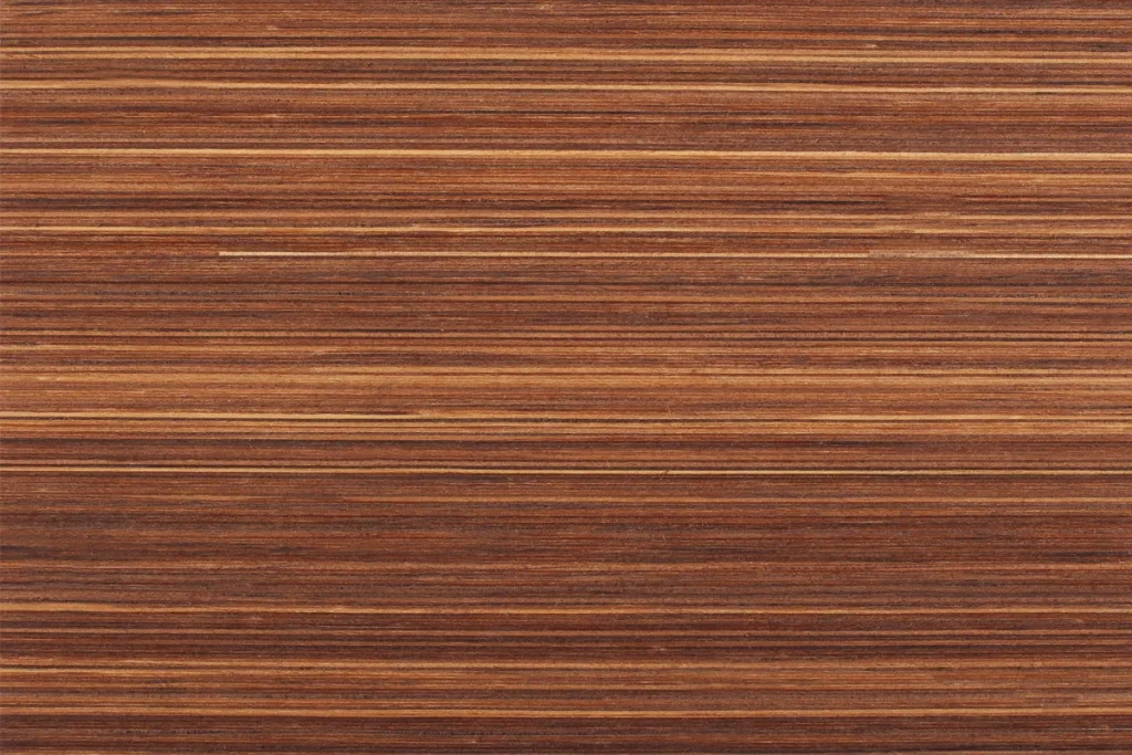 Placage de bois de Mélèze fumé LINEA, aspect reconstitué à partir de Mélèze véritable avec lignes fines régulières et teintes brun contrastées