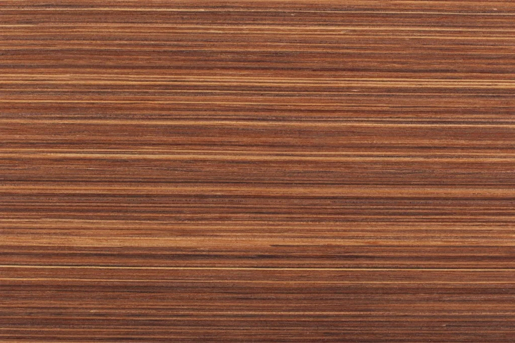 Placage de bois de Mélèze fumé LINEA, aspect reconstitué à partir de Mélèze véritable avec grain linéaire homogène et effet architectural