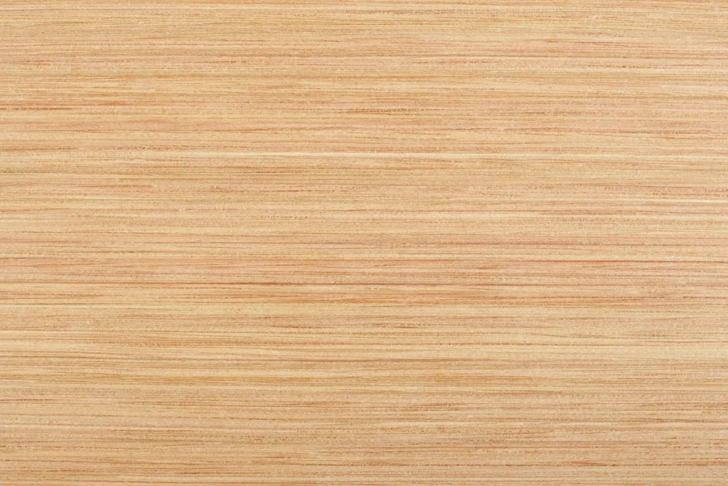 Placage de bois de Mélèze LINEA, aspect reconstitué à partir de Mélèze véritable avec grain fin, droit et uniforme en coupe rift