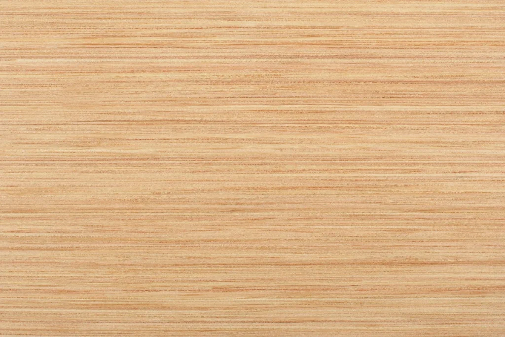 Placage de bois de Mélèze LINEA, aspect reconstitué à partir de Mélèze véritable avec lignes régulières et texture homogène