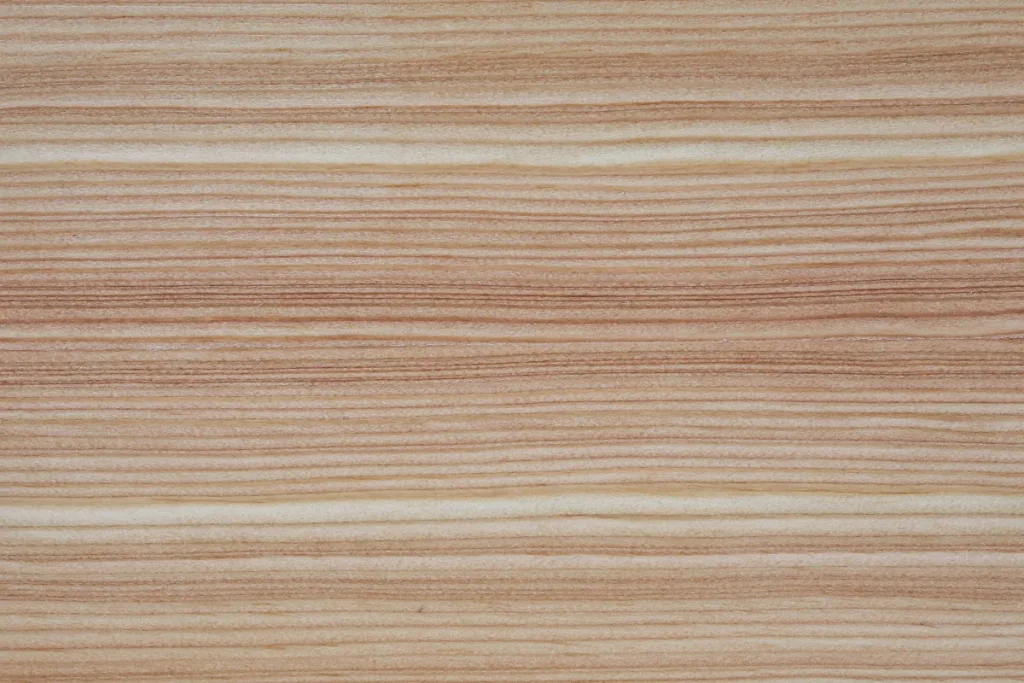 Placage de bois Mélèze sur quartier avec veinage linéaire fin et alternance de bandes claires et foncées