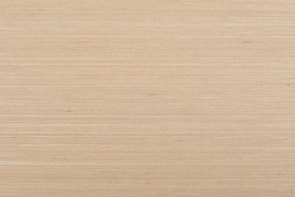 Placage de bois de Merisier blanc LINEA, aspect reconstitué à partir de Merisier véritable avec grain linéaire homogène et rendu épuré