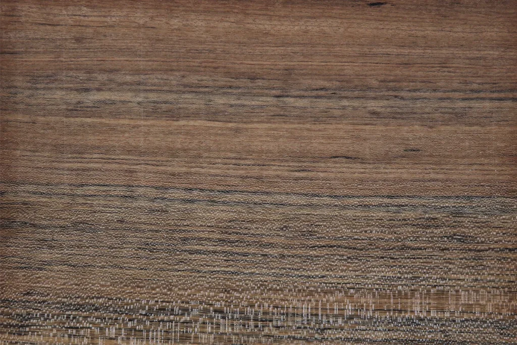 Placage de bois de Mozambique avec lignes horizontales marquées et nuances brun profond