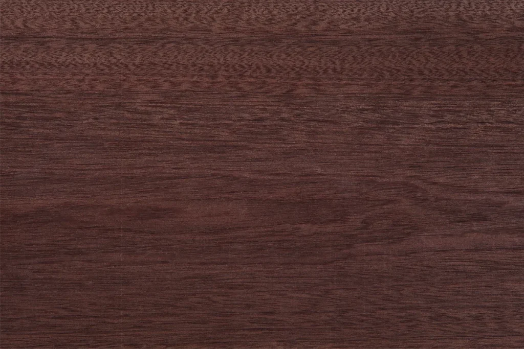 Flat cut sapele veneer with rich surface and broad organic grain