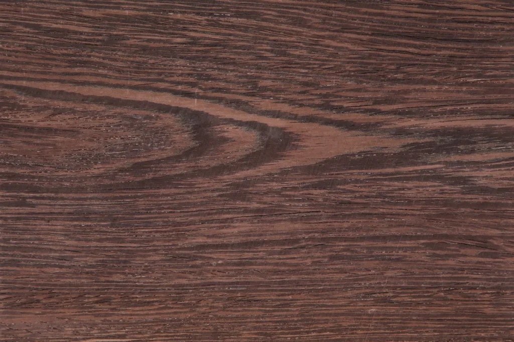 Placage de bois de Wenge sur dosse, grain ondé avec nuances brunes et noires