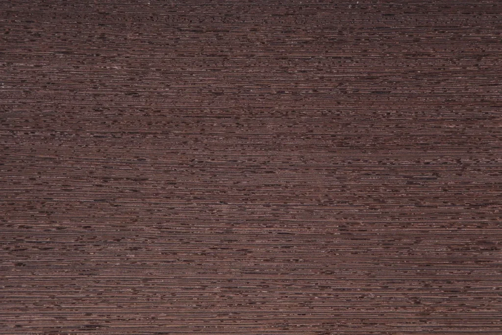 Placage de bois de Wenge sur quartier, fil droit avec texture fine et homogène