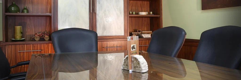 Salle de réunion avec mobilier et panneaux muraux en placage de bois de rose