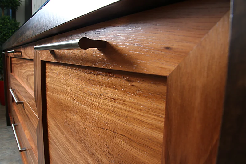Façade de meuble en placage d’étimoé avec grain naturel