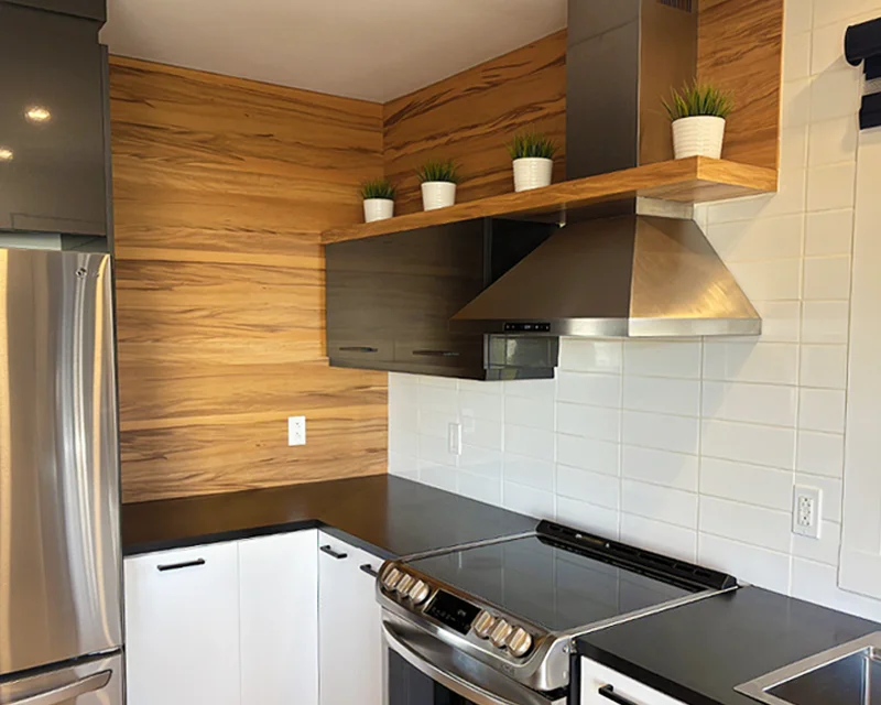 Cuisine avec armoires en placage de red gum