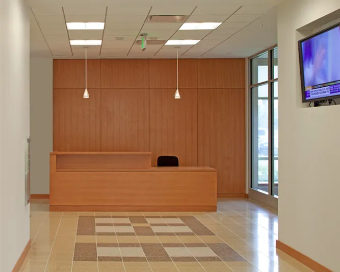 Comptoir de bureau réalisé en placage de chêne rouge