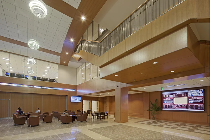 Hall intérieur avec murs en placage de chêne rouge