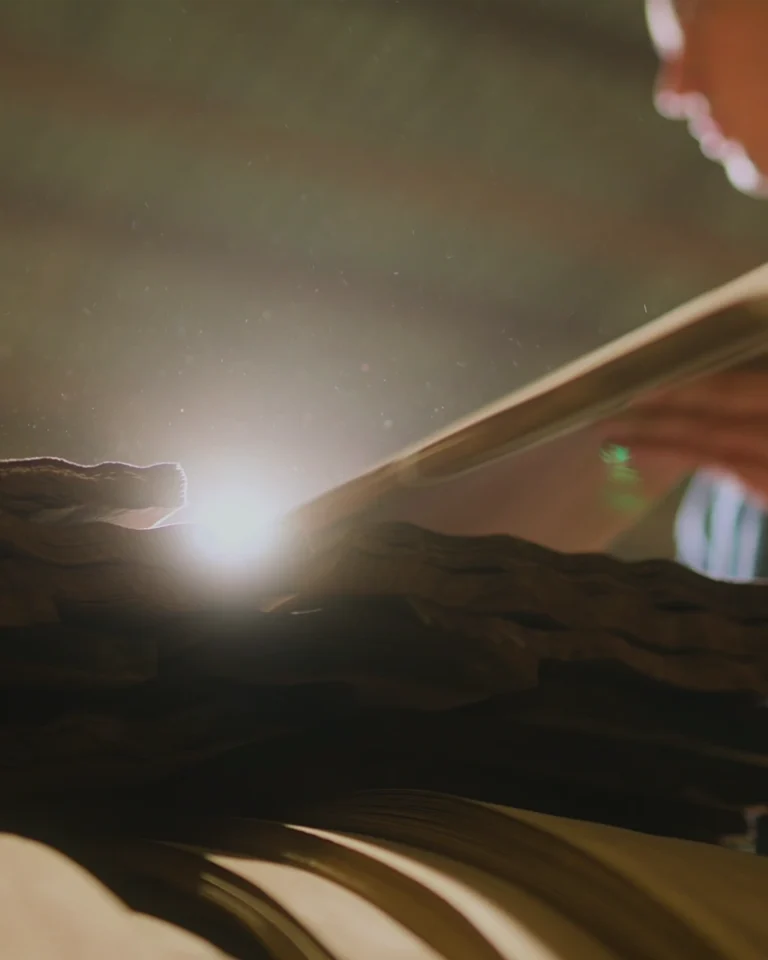 Feuilles de placage de bois naturel manipulées en usine, illustrant le savoir-faire en jointage de placage