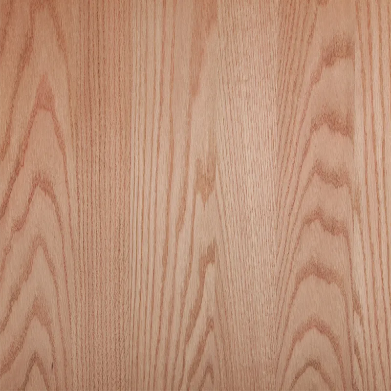 Placage de chêne rouge sur dosse avec un grain marqué et des motifs ondulés